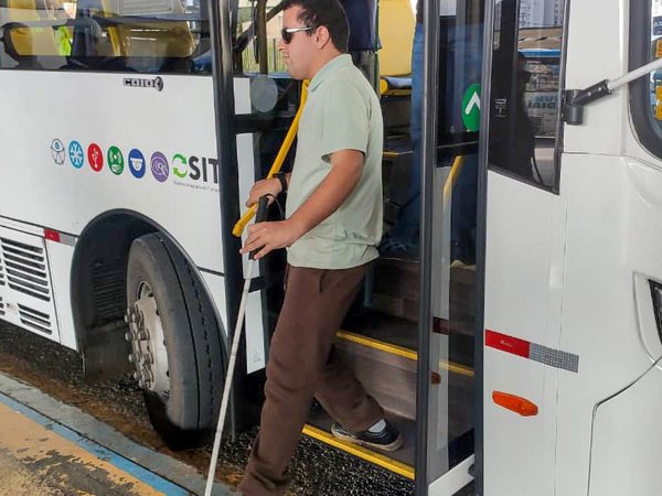 Ação ‘Sentindo na Pele’ promove conscientização sobre inclusão e segurança no trânsito no Terminal Vila Arens