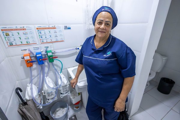Após intervenção da Prefeitura, profissionais da limpeza da Saúde têm melhores condições de trabalho
