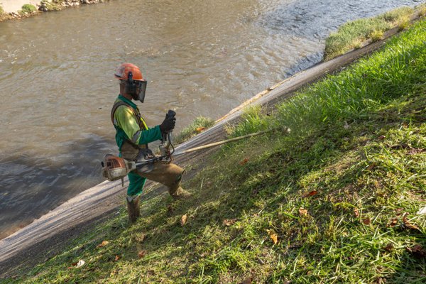 ‘Quem Ama, Cuida’: Prefeitura intensifica limpeza e roçagem nas margens do Rio Jundiaí. Ações de zeladoria em todas as regiões da cidade