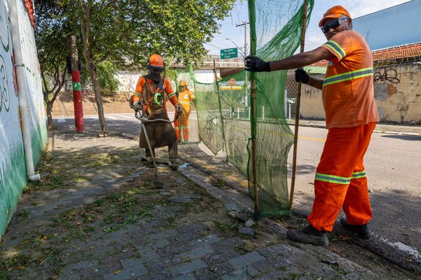 ‘Quem Ama, Cuida’: Prefeitura intensifica limpeza e roçagem nas margens do Rio Jundiaí. Ações de zeladoria em todas as regiões da cidade