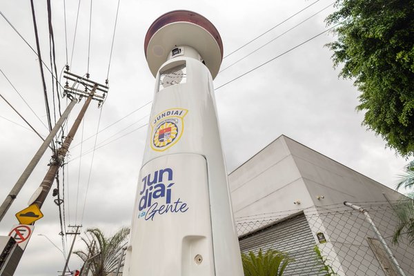Caxambu recebe nova torre de segurança, a 16ª de Jundiaí, e novas motos reforçam patrulhamento da Guarda Municipal
