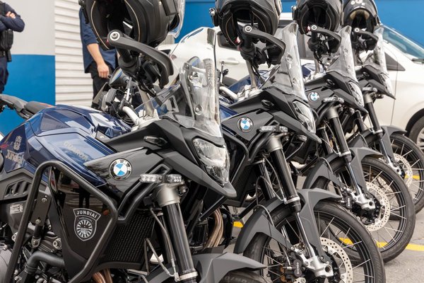 Caxambu recebe nova torre de segurança, a 16ª de Jundiaí, e novas motos reforçam patrulhamento da Guarda Municipal