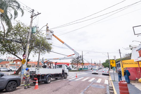 Prefeitura revitaliza iluminação pública e acesso no entorno do Rio Guapeva, na Vila Argos