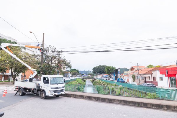 Prefeitura revitaliza iluminação pública e acesso no entorno do Rio Guapeva, na Vila Argos