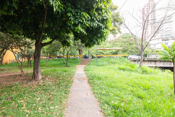 Prefeitura revitaliza iluminação pública e acesso no entorno do Rio Guapeva, na Vila Argos