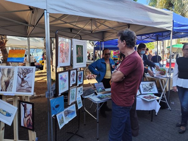 Praça da Matriz recebe mais uma edição da Feira de Artes Plásticas e Antiguidades neste domingo (18)
