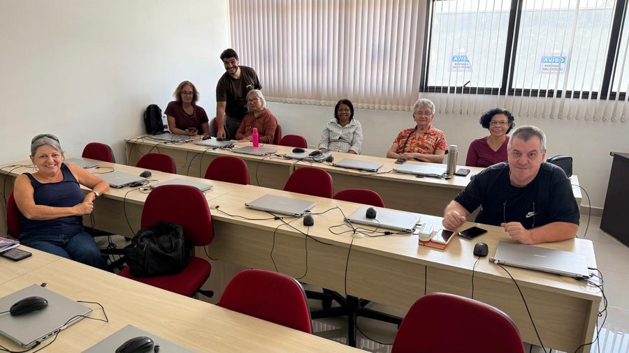 Letramento digital ajuda idosos de Jundiaí a usar a tecnologia com mais autonomia e segurança