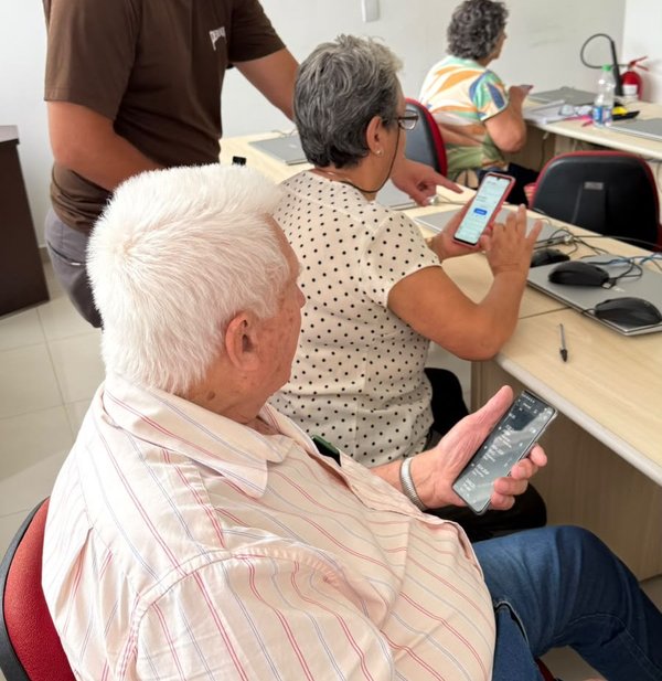 Letramento digital ajuda idosos de Jundiaí a usar a tecnologia com mais autonomia e segurança