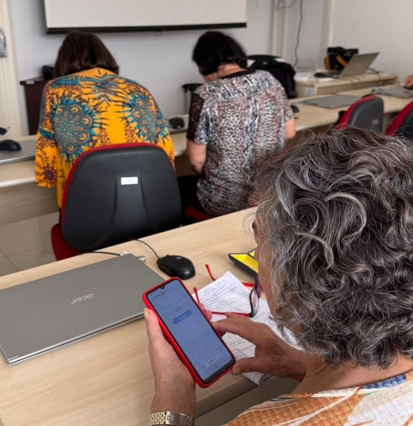 Letramento digital ajuda idosos de Jundiaí a usar a tecnologia com mais autonomia e segurança