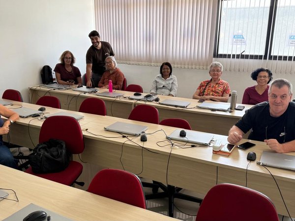 Letramento digital ajuda idosos de Jundiaí a usar a tecnologia com mais autonomia e segurança