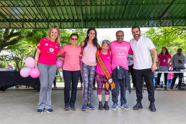 Caminhada do Outubro Rosa reúne centenas de mulheres em manhã de conscientização no Parque da Cidade