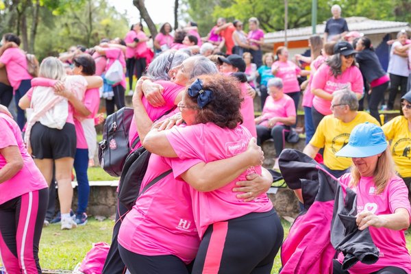 Caminhada do Outubro Rosa reúne centenas de mulheres em manhã de conscientização no Parque da Cidade