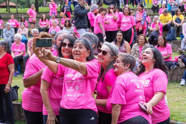 Caminhada do Outubro Rosa reúne centenas de mulheres em manhã de conscientização no Parque da Cidade