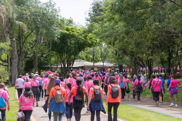 Caminhada do Outubro Rosa reúne centenas de mulheres em manhã de conscientização no Parque da Cidade