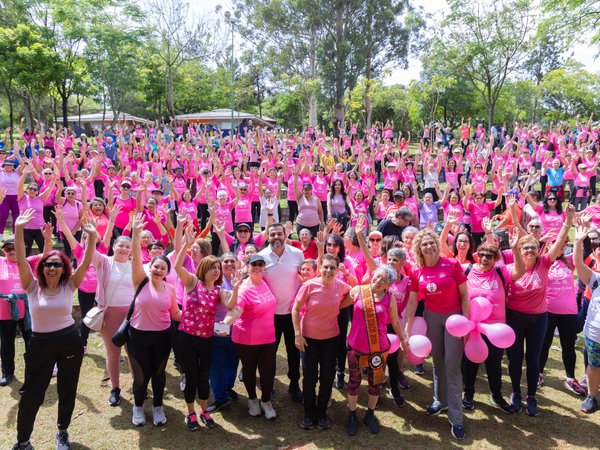 Caminhada do Outubro Rosa reúne centenas de mulheres em manhã de conscientização no Parque da Cidade