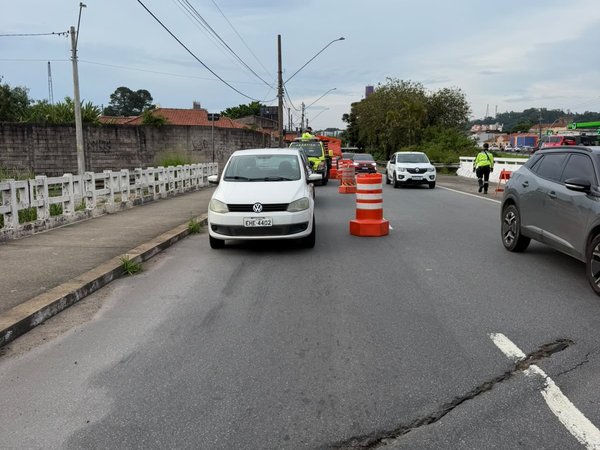 Prefeitura realiza obras emergenciais na ponte do Rio Guapeva, na Avenida Frederico Ozanan