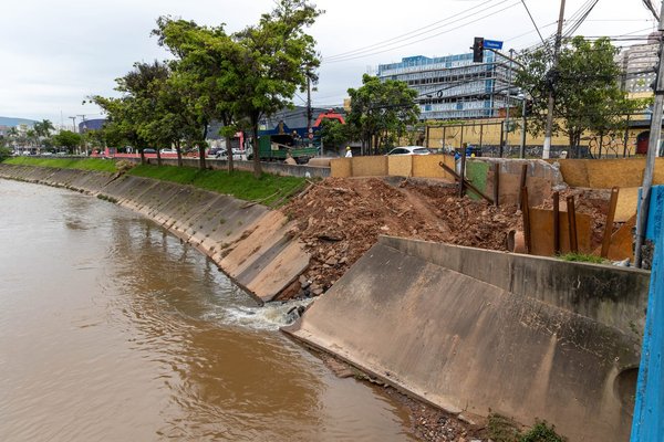 Prefeitura e DAE Jundiaí intensificam obras de contenção e recuperação de galerias pluviais na Avenida Antônio Frederico Ozanam